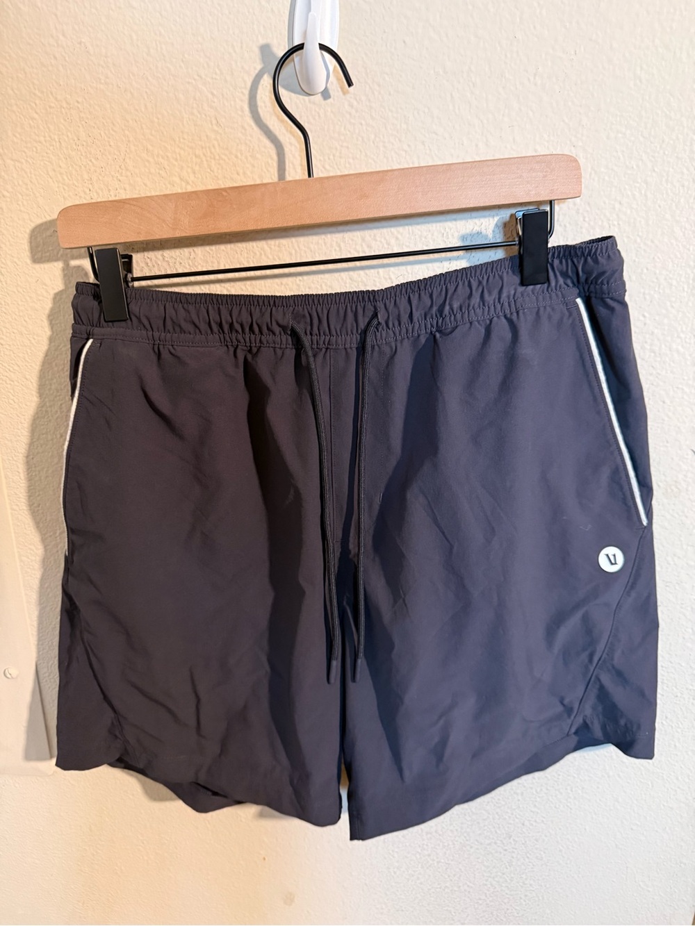 Vuori Men’s Kore Shorts Medium Navy Blue 7.5” Inseam Athletic